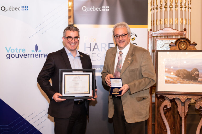 Le professeur Pascal Sirois reçoit une médaille de l’Assemblée nationale
