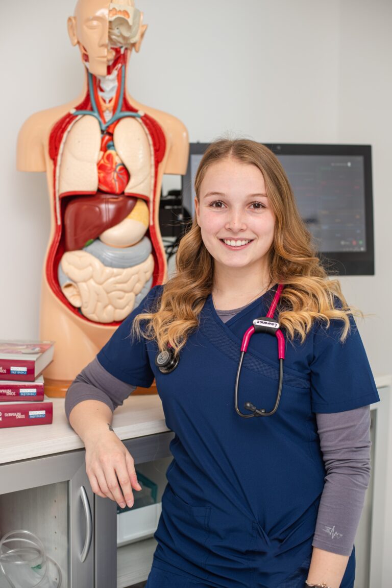 Une étudiante en sciences infirmières reçoit une bourse de 7000 $ de la Fondation de l&rsquo;OIIQ.