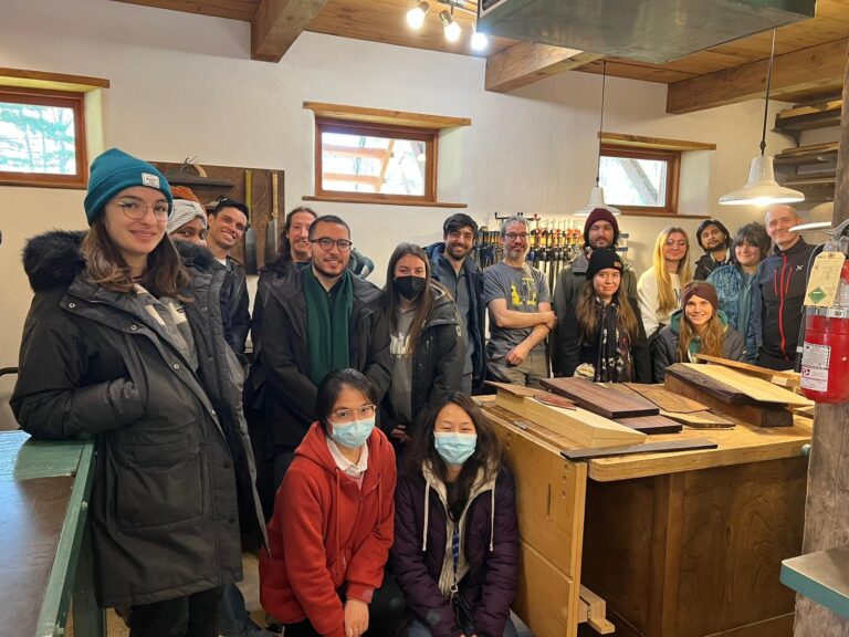 Un atelier de luthier comme laboratoire sur les caractéristiques du bois