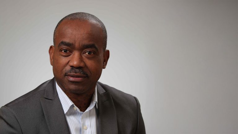 Le professeur Frantz Siméon en conférence au Salon Info-Aînés 2024