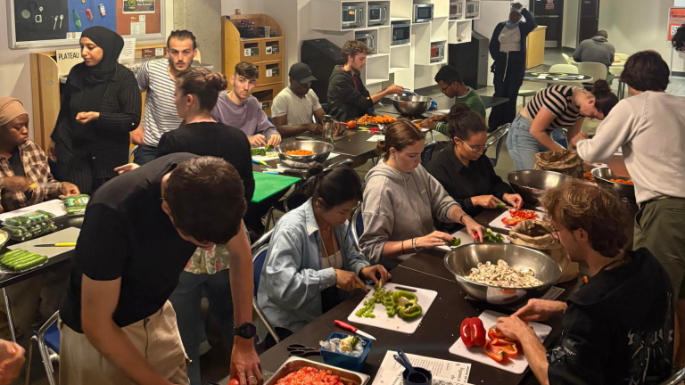 Les ateliers de cuisine collective de l’UQAC connaissent un engouement croissant