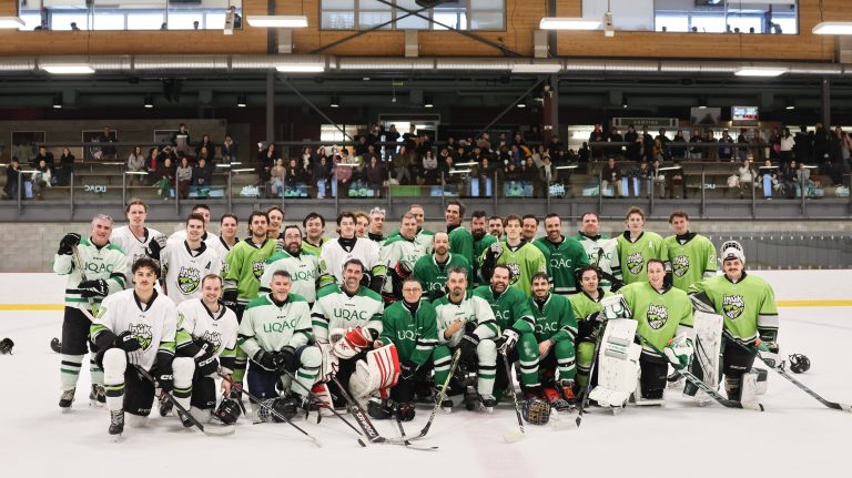 Plaisir et rivalité sur la glace : un match de hockey festif pour souligner la rentrée hivernale