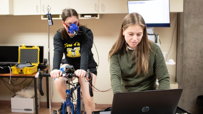 Dans le cadre de son doctorat en biologie à l'UQAC, Laura Girard-Côté s’intéresse cette fois-ci à l’effet du cycle menstruel et du préconditionnement ischémique (IPC) sur les capacités physiques.