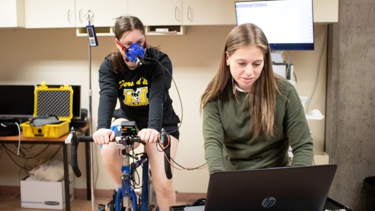 Dans le cadre de son doctorat en biologie à l'UQAC, Laura Girard-Côté s’intéresse cette fois-ci à l’effet du cycle menstruel et du préconditionnement ischémique (IPC) sur les capacités physiques.