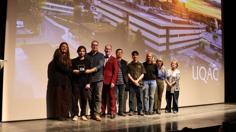 L’UQAC décerne une médaille honorifique au festival REGARD 