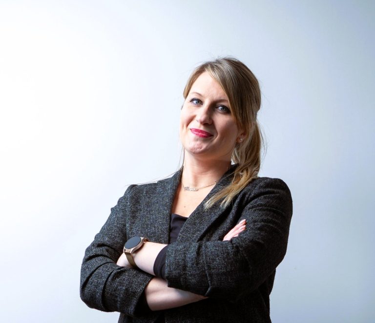 Du tarmac aux stratégies de marque : le certificat en gestion du transport aérien qui a propulsé la carrière de Charlène Lohezic