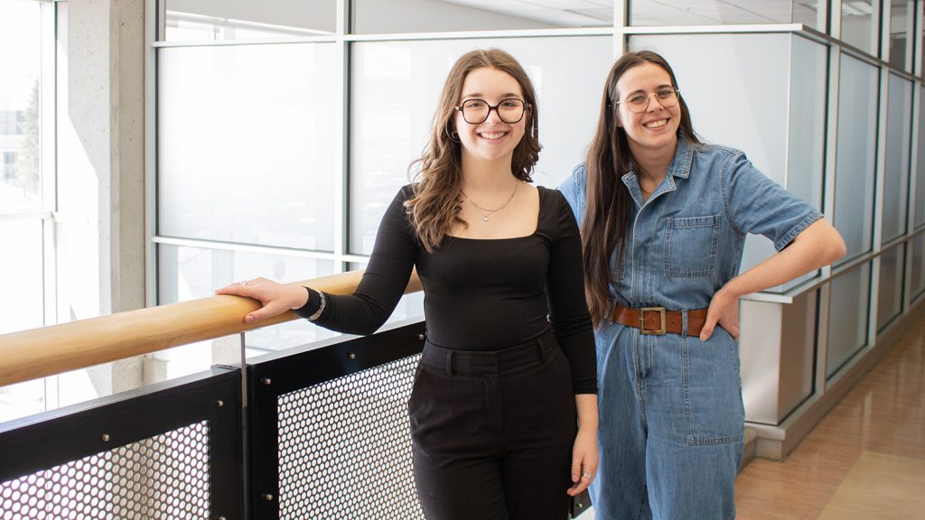 Éva‑Marie Bolduc et Gabrielle Ouellet, toutes deux étudiantes au baccalauréat en travail social. L’une est finissante, l’autre complète sa première année.