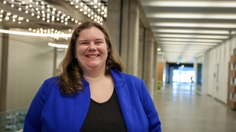 Laurie-Ann Paradis fière boursière de la Fondation canadienne des champs de bataille s'envolera sous peu afin de fouler les lieux historiques associés à la première et deuxième guerre mondiale. (Photo Matieu Duhaime)