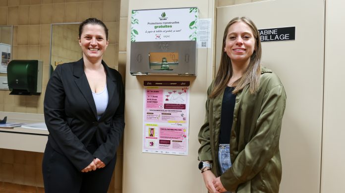Pénélope Paradis-Deschênes, professeure en kinésiologie au Département des sciences de la santé, et Laura Girard-Côté, doctorante en biologie, saluent avec enthousiasme cette initiative favorisant des espaces plus inclusifs et le dialogue autour de la santé des femmes. ( Photo Matieu Duhaime)