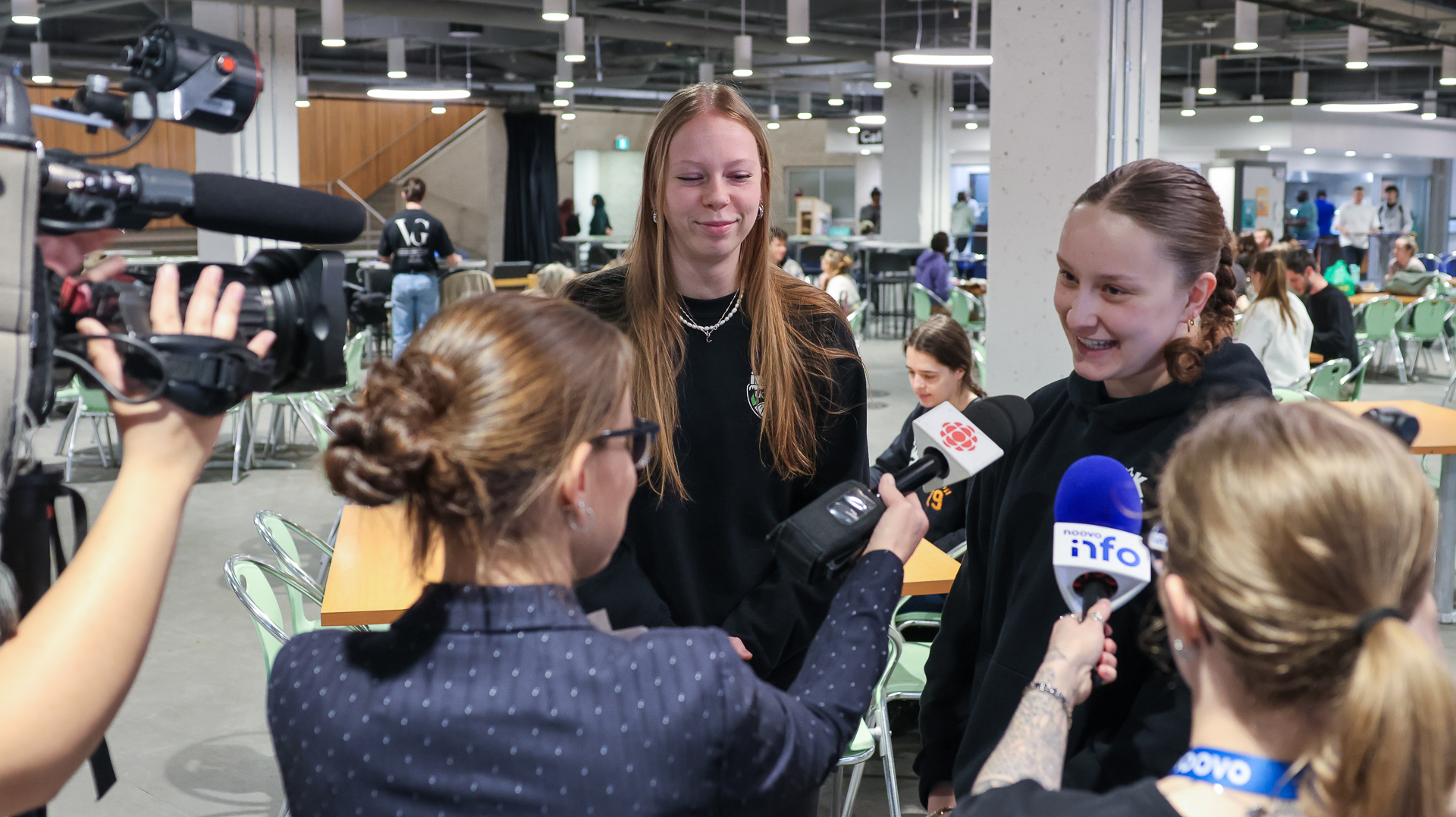 Léna Carannante et Sandrine Dufour ont témoigné auprès des journalistes de situations où la gestion du cycle menstruel pouvait influencer leur concentration en contexte sportif. (Photo Matieu Duhaime)