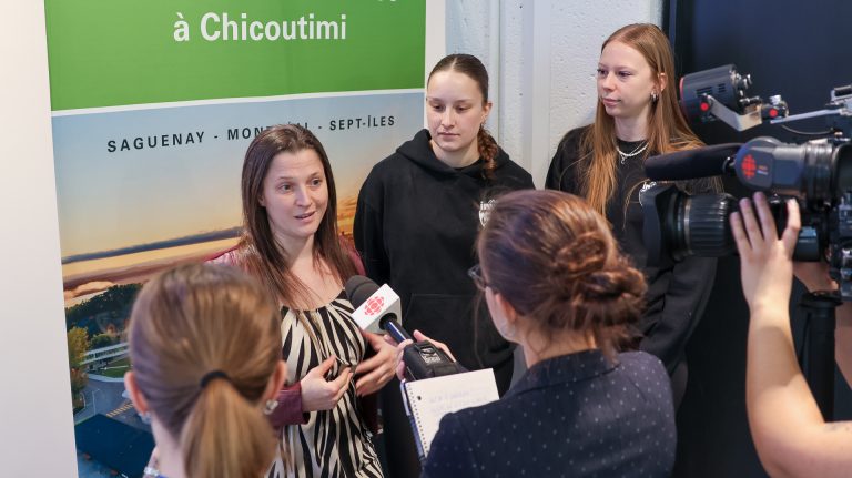 La professeure Pénélope Paradis-Deschênes, accompagnée des étudiantes-athlètes Léna Carannante et Sandrine Dufour de l’équipe de volleyball des Inuk, ont partagé avec générosité leur réalité auprès des médias. (Photo : Matieu Duhaime)