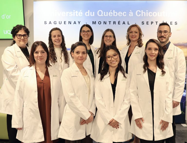 Première cérémonie du sarrau à l'UQAC. (Photo Mathilde Larouche)