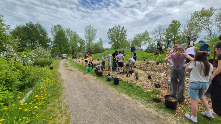 Journée mondiale de l’environnement : plus d’une centaine de bénévoles se mobilisent pour l’inauguration de la Forêt nourricière 2.0 de l’UQAC