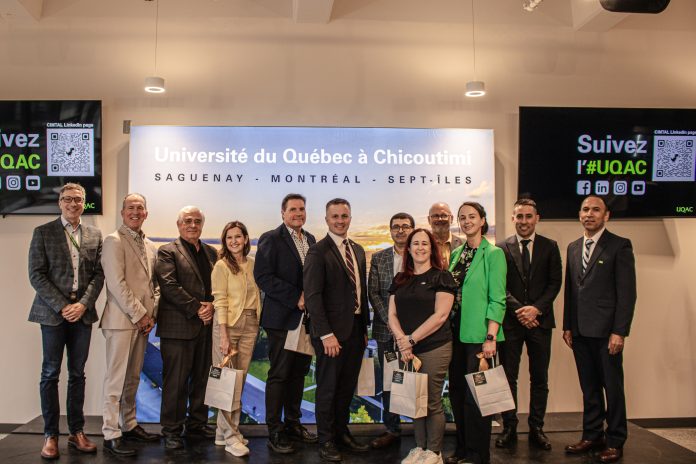 L’événement de reconnaissance de la Chaire CIMTAL s’est déroulé en présence de hauts dignitaires de l’UQAC, des équipes de recherche issues de la communauté universitaire et des partenaires industriels majeurs de la chaire, témoignant de l’engagement institutionnel envers ces partenariats structurants. (Photo Vanessa Gaudreault-Frias)