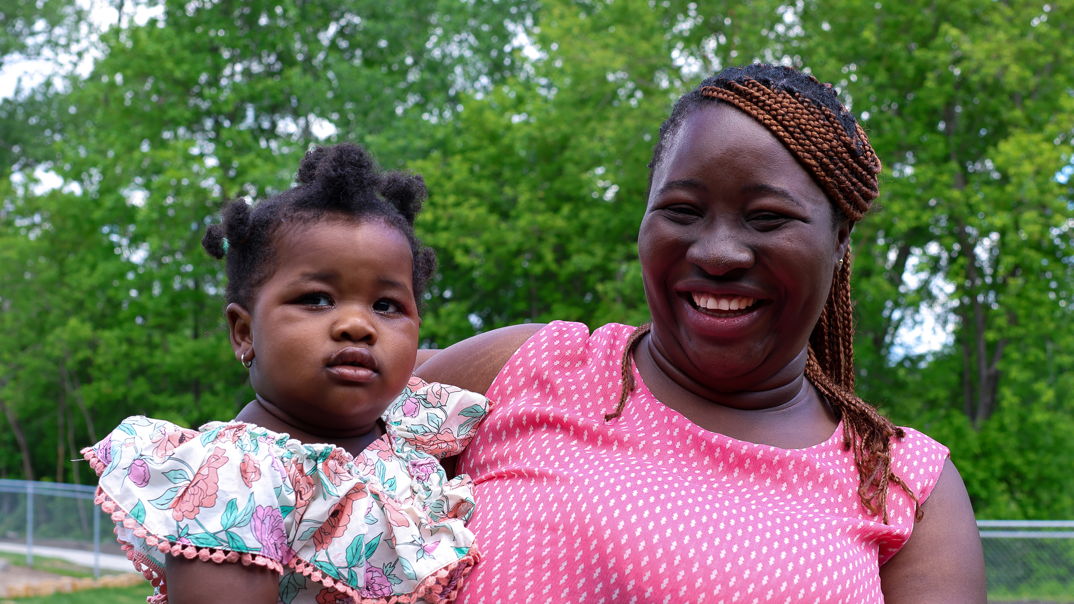 Aminata Traoré, étudiante en soins infirmiers au Cégep de Chicoutimi et la petite Inaya qui fréquente depuis quelques jours le Campus des lutins. (Photo Matieu Duhaime)